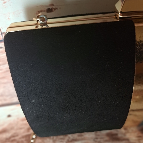 Gorgeous black evening bag with gold details - Picture 8 of 16